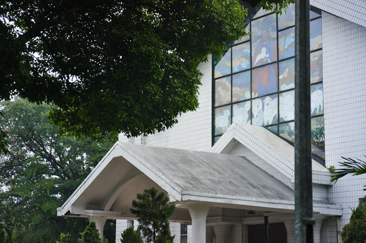 Tempat ibadah umat kristen protestan di gereja