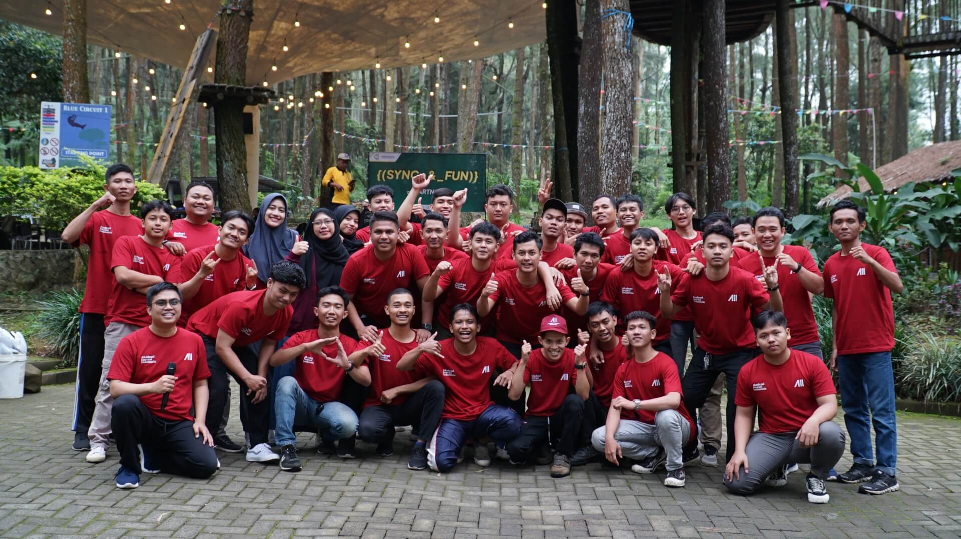 Mahasiswa Akademi Inovasi Indonesia Gelar Kegiatan Team Building di Treetop Adventure Park Kopeng
